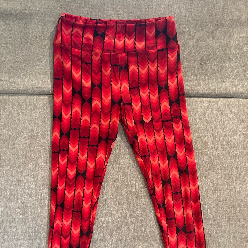 Red geometric LulaRoe leggings